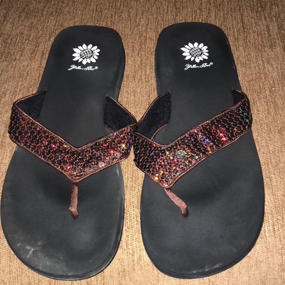 yellow box flip flops size 10